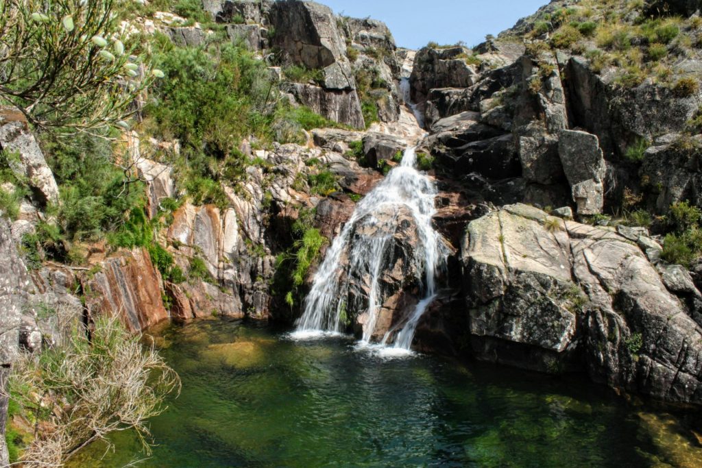 Une cascade du parc national de Peneda-Gerês, un des plus beaux lieux à découvrir autour de Porto.