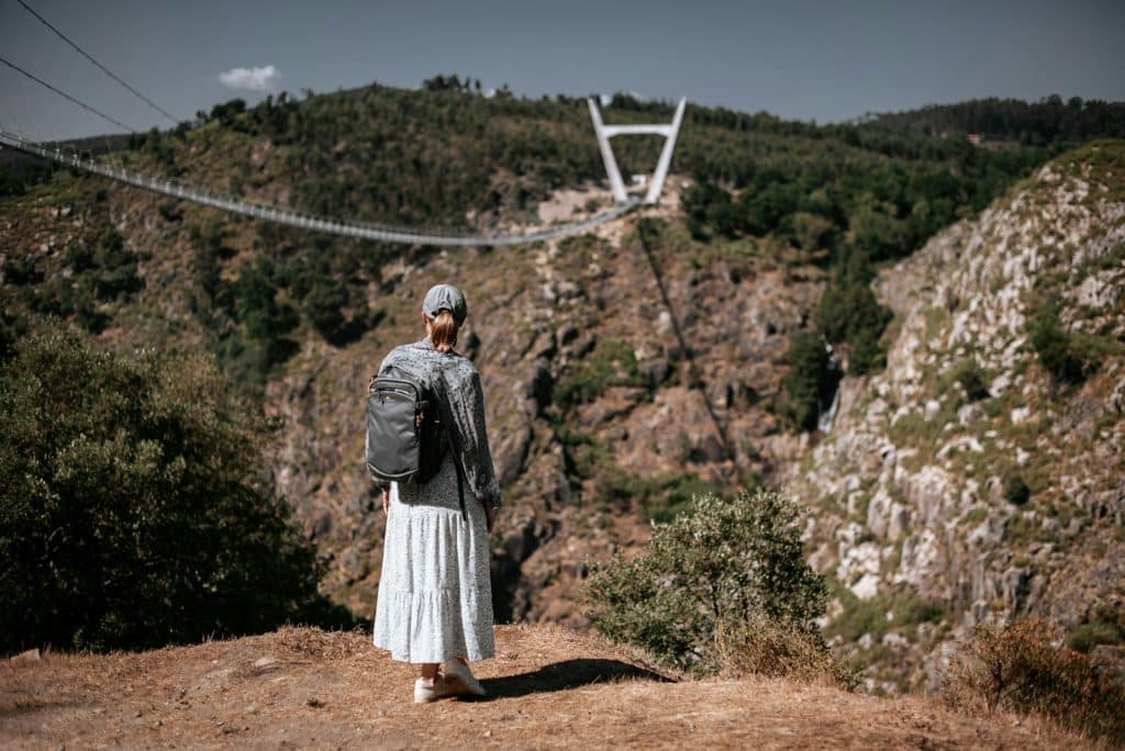 Une jeune femme admire le pont d'Arouca avant de reprendre sa randonnée.
