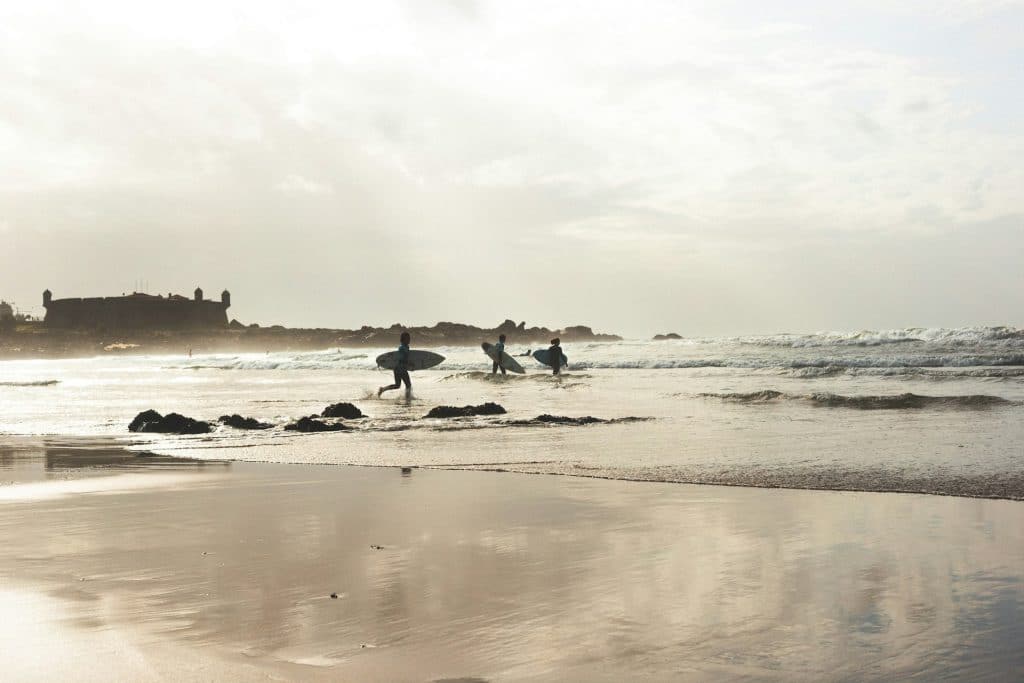 Trois surfeurs à Matosinhos
