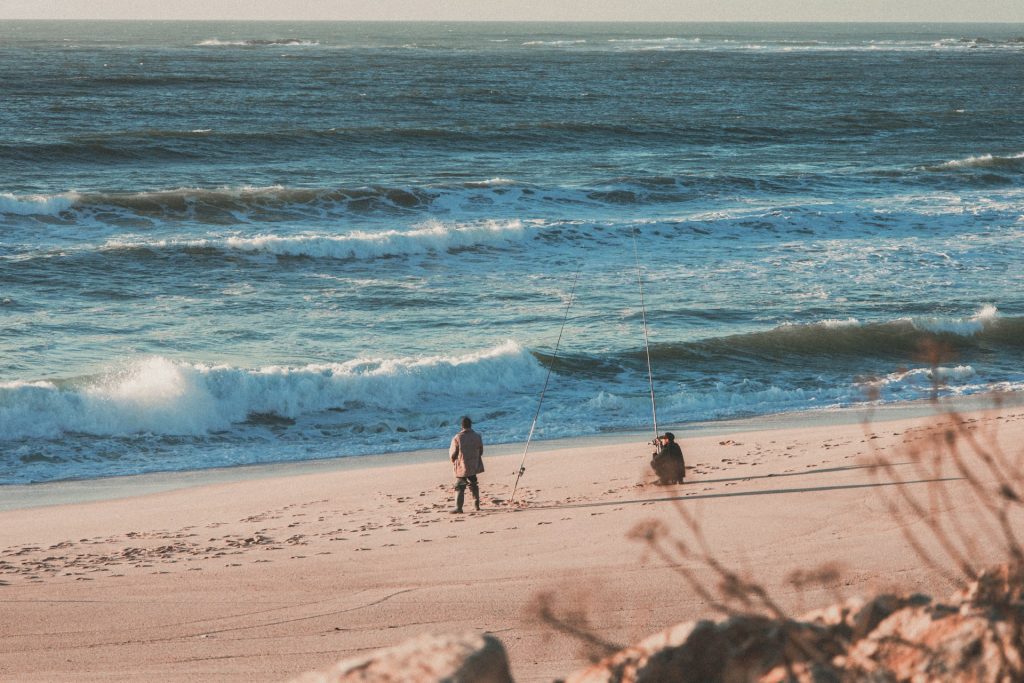 Deux pêcheurs sur la plage de Vila do Conde.