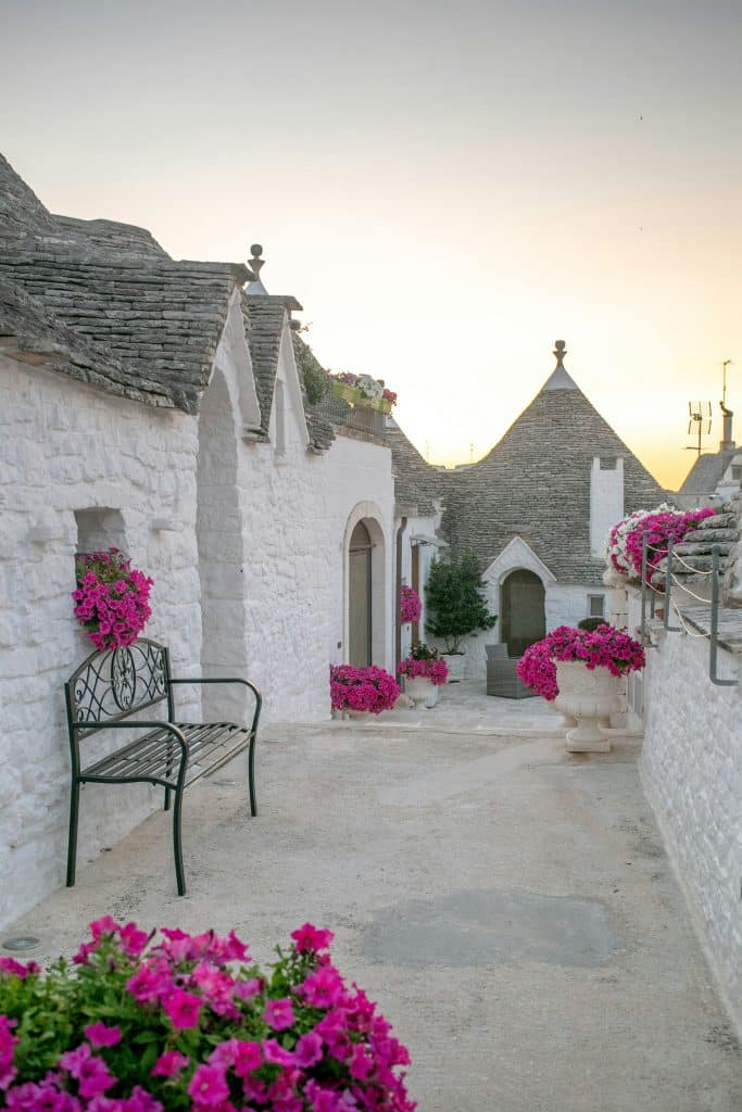 Une ruelle bordé de trulli à Alberobello