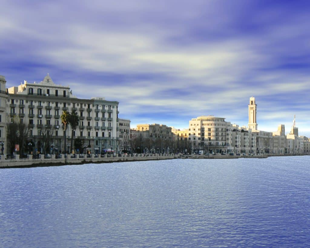 La promenade du Lungomare de Bari et les bâtiments qui bordent la mer adriatique.