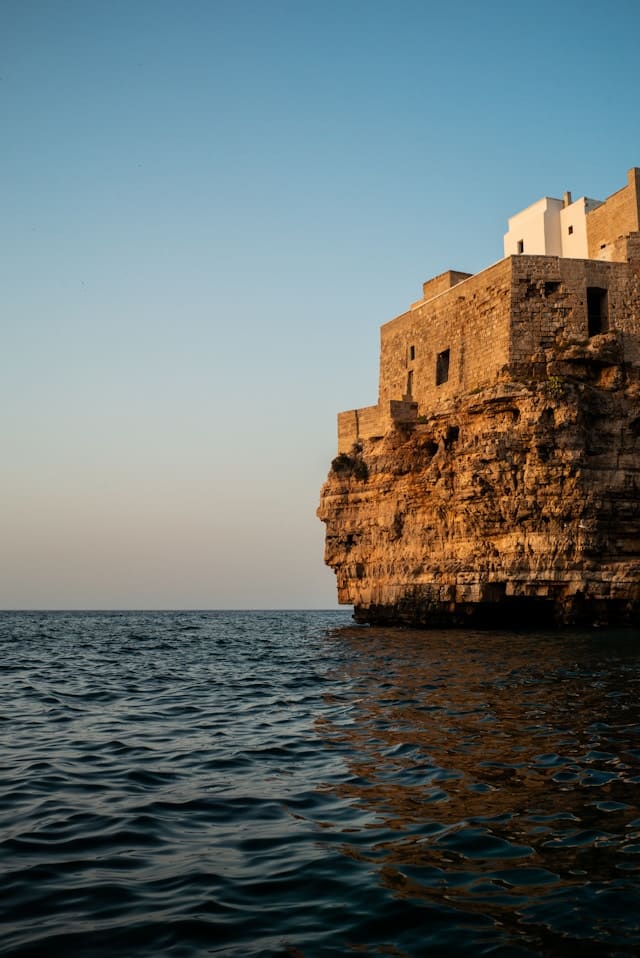 Des maisons à flanc de falaise à Polignano a Mare.