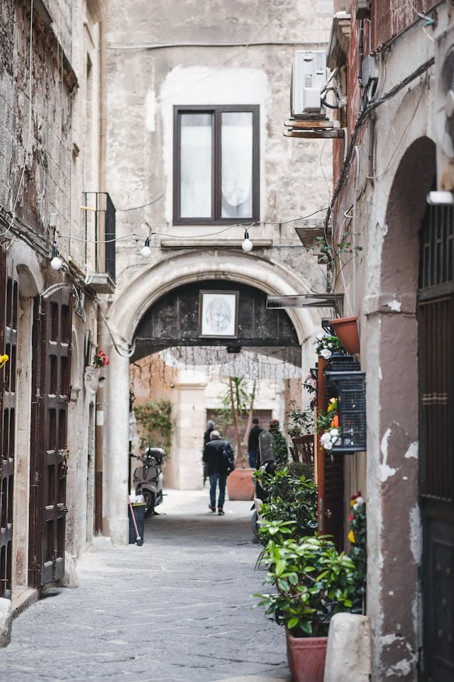 Deux personnes sillonnent les rues du quartier historique de Bari.