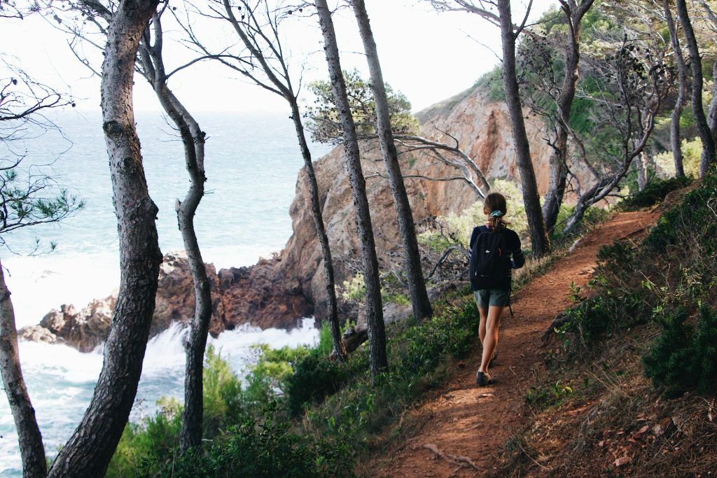 Une jeune fille se promène sur le Camino de Ronda à Begur.