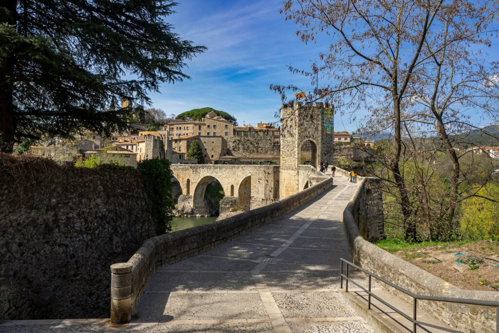 vue de la promenade piétonne à faire sur le pont médiéval de Besalu.