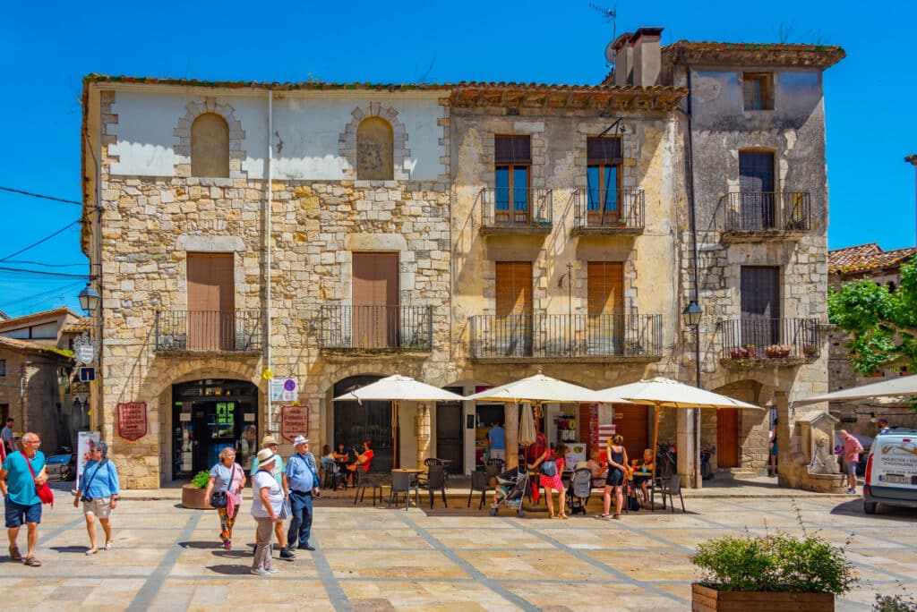 Maisons moyenageuses autour d'une place du centre ancien de Besalu.