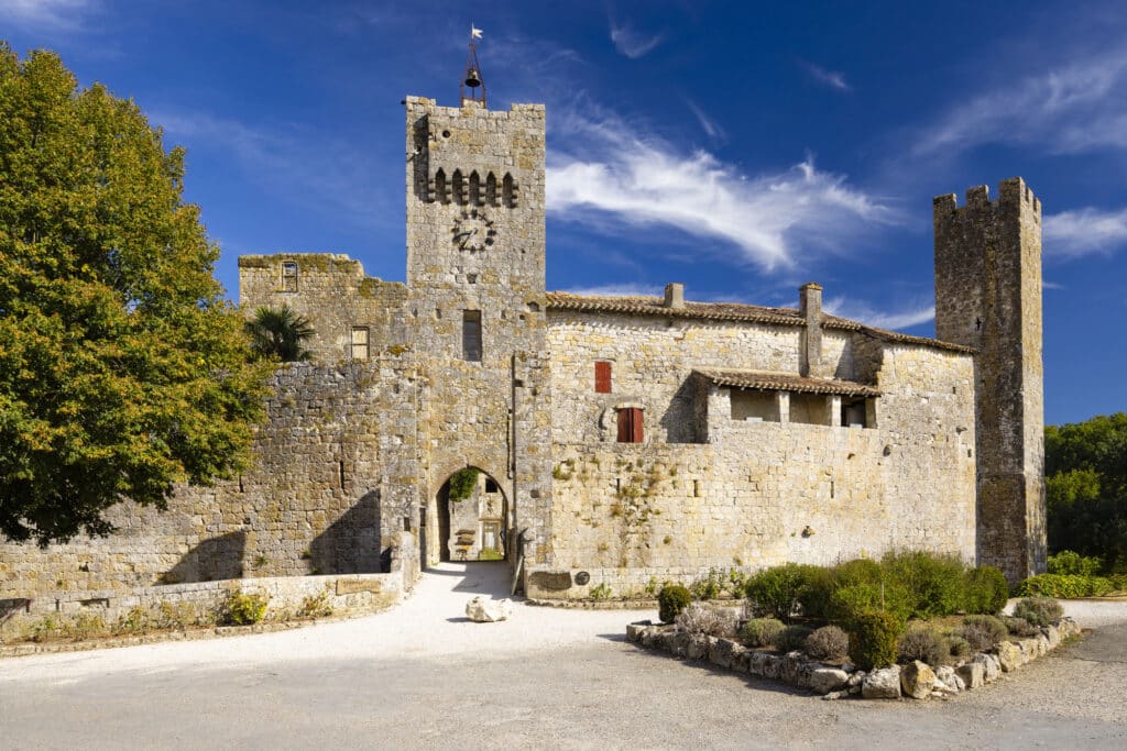 Entrée de la ville fortifiée de Larressingle par un jour d'été