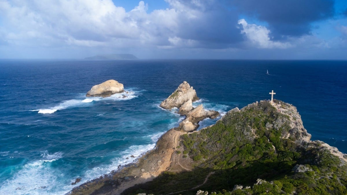 La Pointe des Châteaux et sa croix, face à La Désirade
