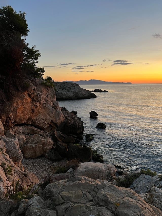 Levé de soleil sur la Méditerranée depuis le camino de ronda, le sentier côtier du nord de la Catalogne.