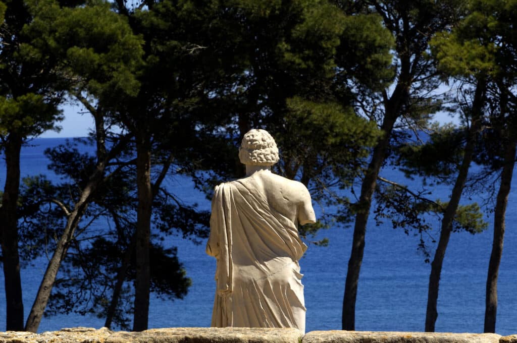 La Statue d'Asclépios fait face à la mer dans le site achéologique d'Empuries.