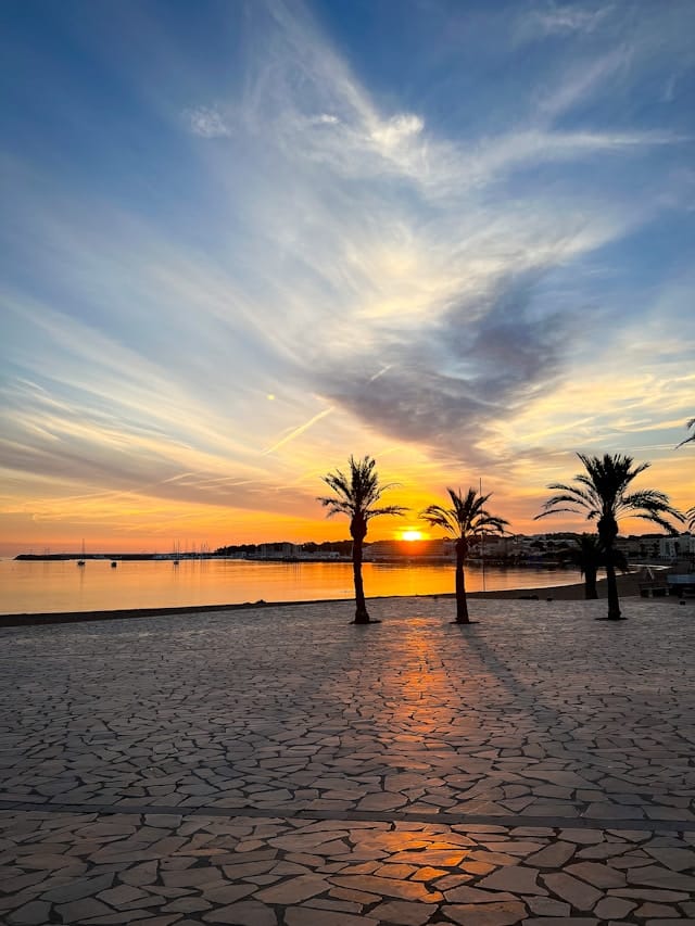 Couche de soleil sur une plage de L'Escala