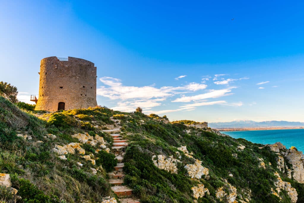 Escalier menant à la Tour Montgó, un spot en bord de falaise idéal pour apprécier le panorama.