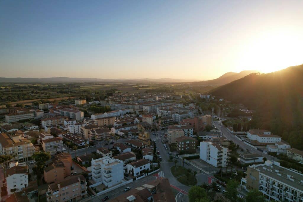 Le centre ville de l'Esrrarit lors du cucher de soleil