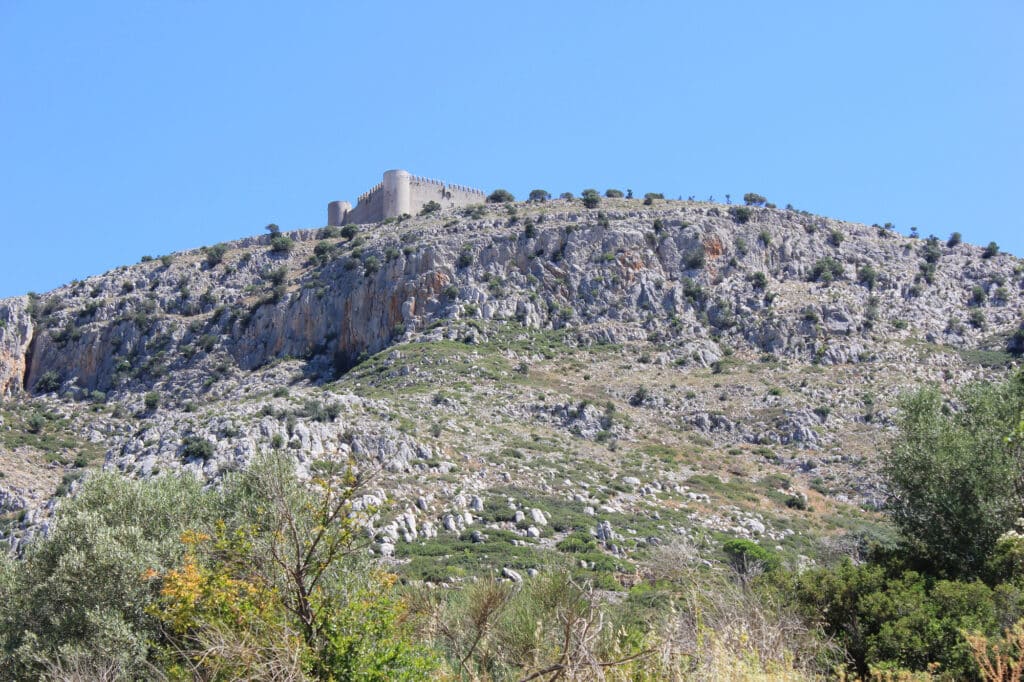 Le château de Mont gri domine la plaine de l'Estartit en Catalogne.