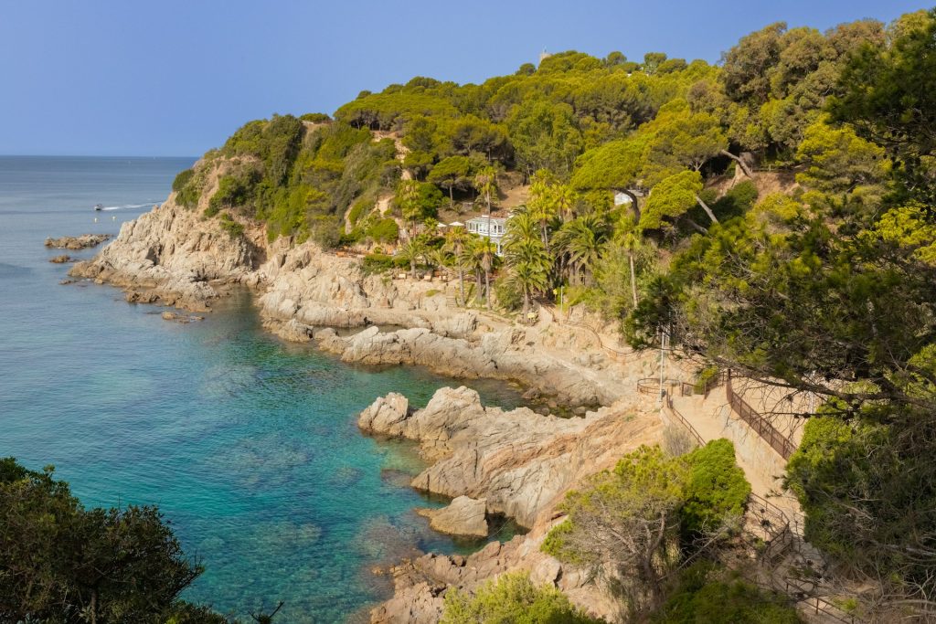 Vue d'une crique de la côte sauvage de Lloret de Mar prise depuis le camino de Ronda.