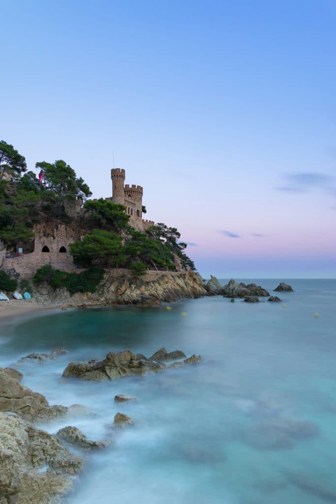 Le Castell d'en Platja vu de la promenafe maritime de Lloret de Mar