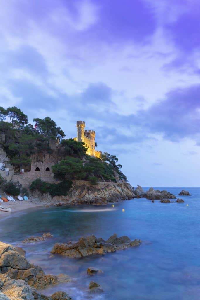 Le Castell d'en Platja de nuit, un spectacle à admirer depuis la promenade maritime.