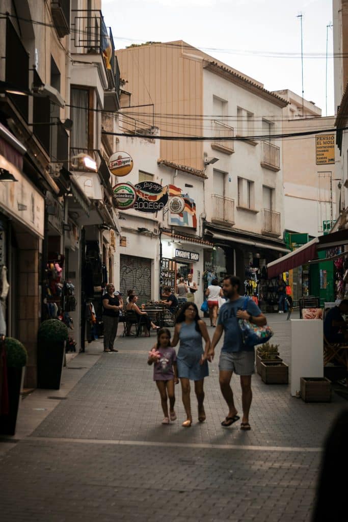 Une famille se promène dans le centre historique de Lloret de Mar