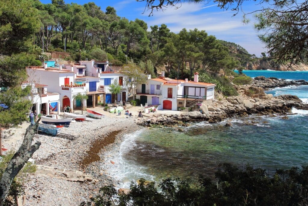 Maison de pêcheurs aux fermtures colorés au bord de la Cala S'Alguer à Palamós.
