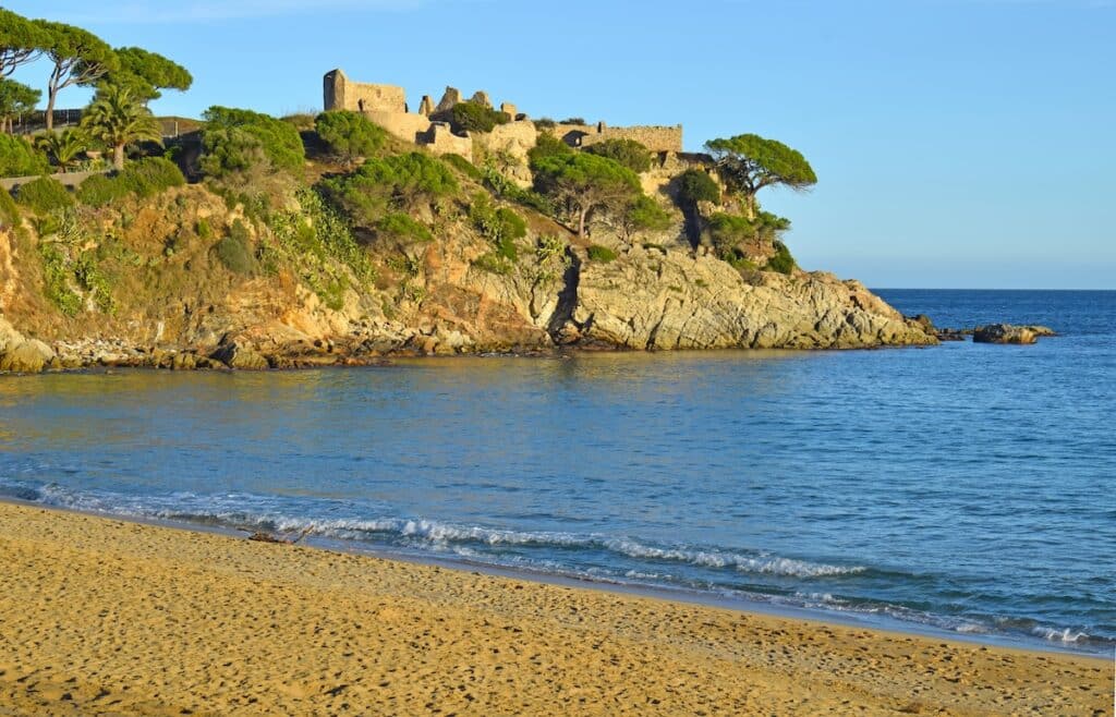 Les ruines du château de Sant Esteve de Mar surplombent la mer Méditerranée à Palamos.