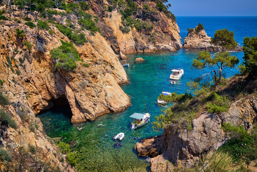 Des bateaux mouillent dans une crique idéales pour faie de la plongée sous-marine et du snorkelling à proximité de Palamós.