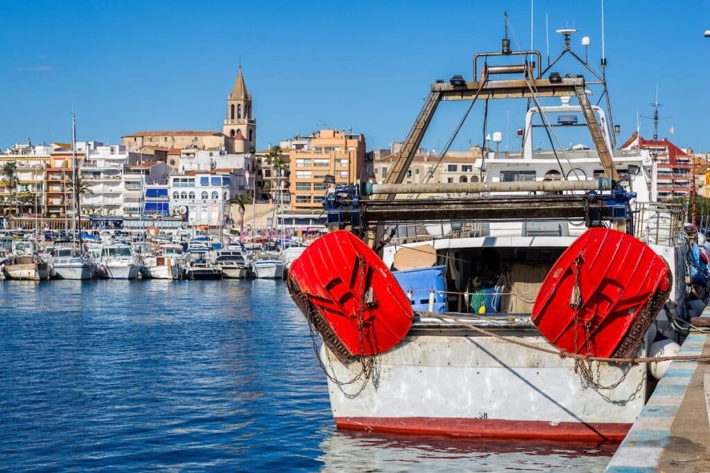 Un bateau amarré au quai du port de pêche de Palamós.