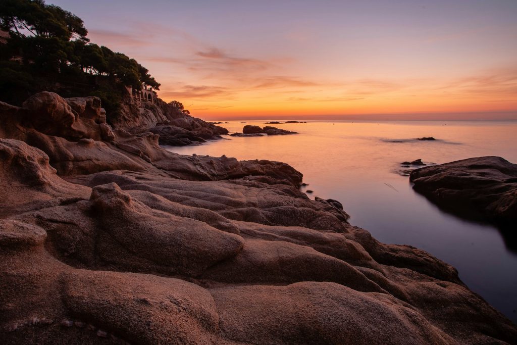 Une côte sauvage de la baie de S'Agaró au petit matin.