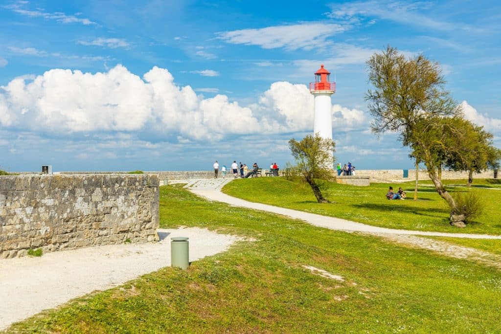 Des promeneurs dans le Parc de la Barbette à Saint-Martin-de-Ré