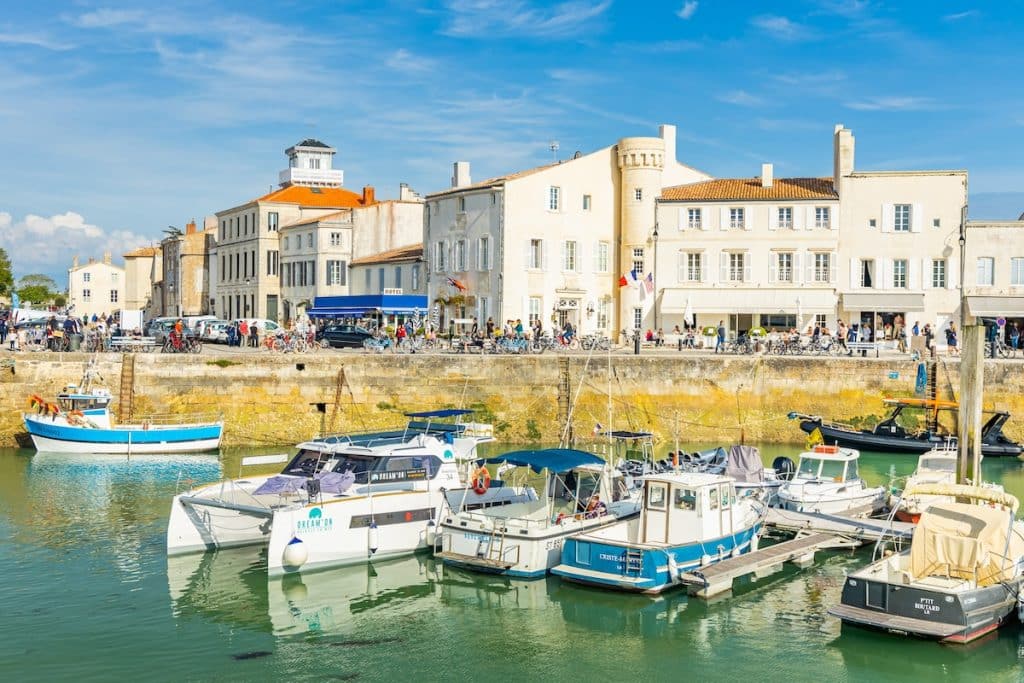 Bateaux de plaisance amarrés dans le port de Saint-Martin-de-Ré