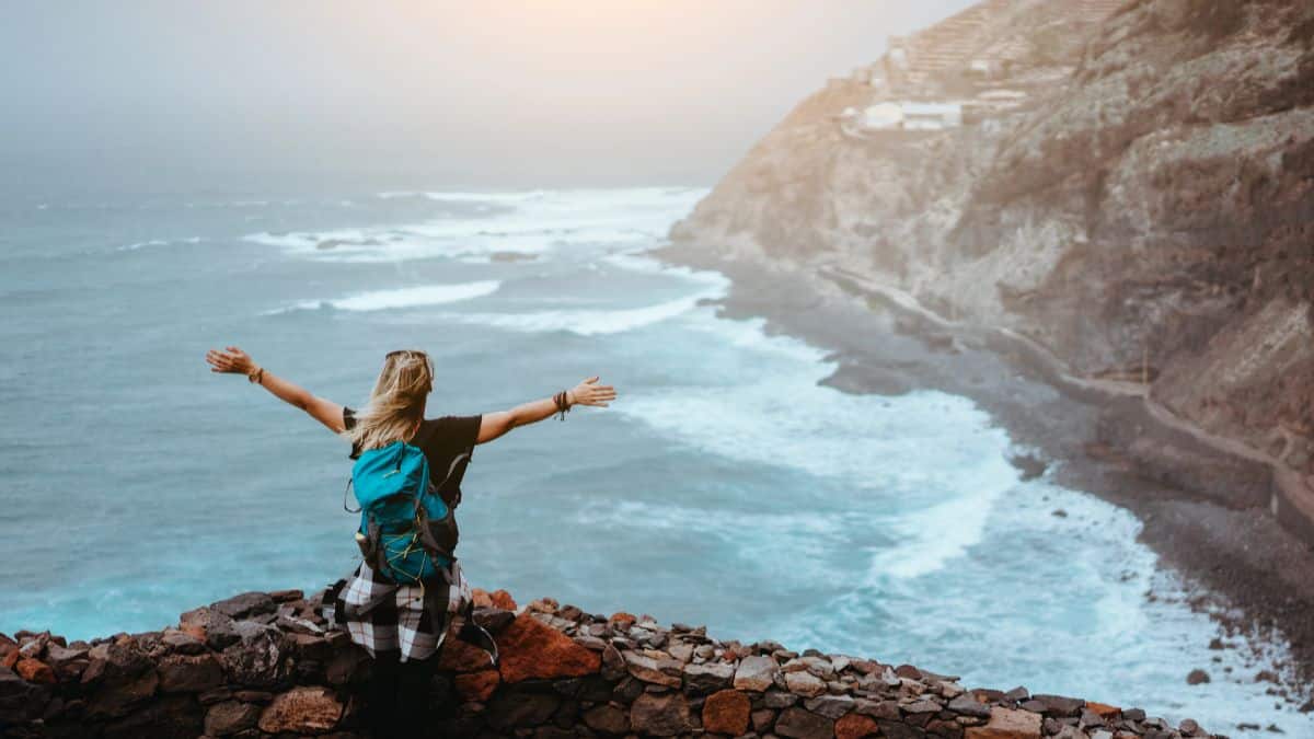 Une jeune femme face à l'océan Atlantique lors d'une activité sur l'ile de Santo Antao au Cap-Vert