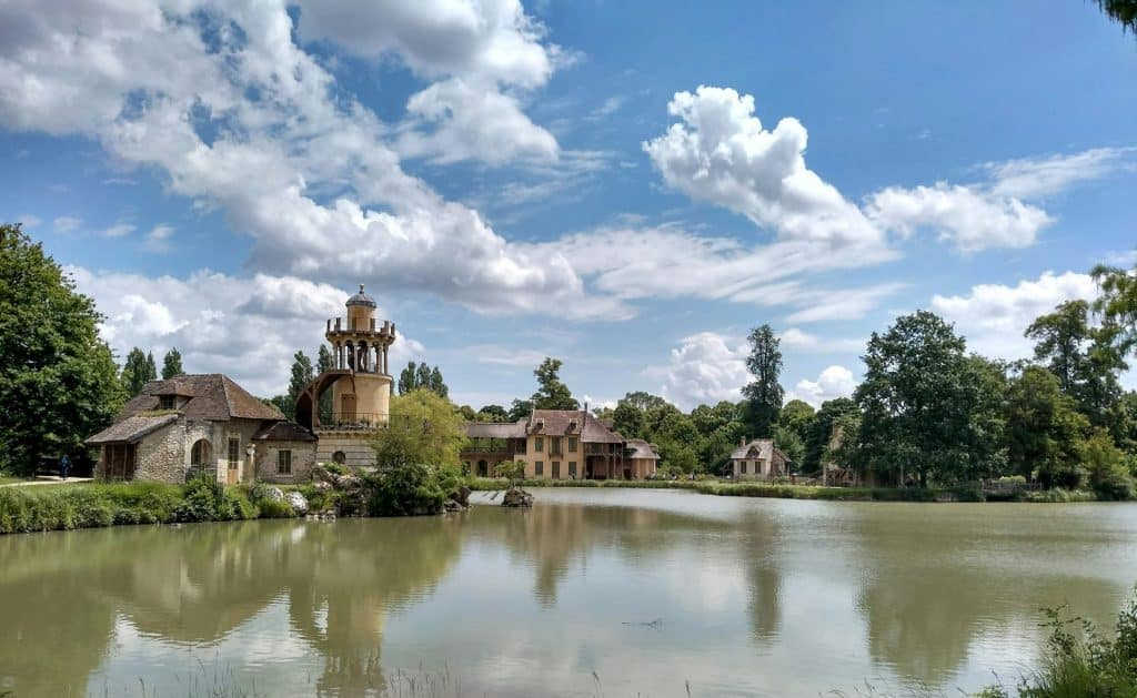 Vue du hameau de la Reine dans le Domaine de Trianon à Versailles.