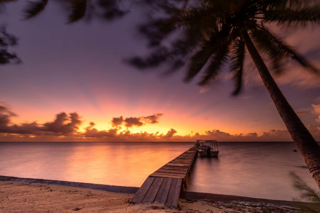 Coucher de soleil sur une plage de Raiatea au long ponton.
