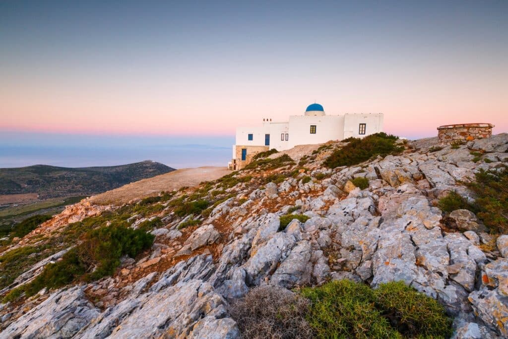 L'église Agios Symeon et le panorama avoisisant sur l'île de Sifnos à la tombée du jour.