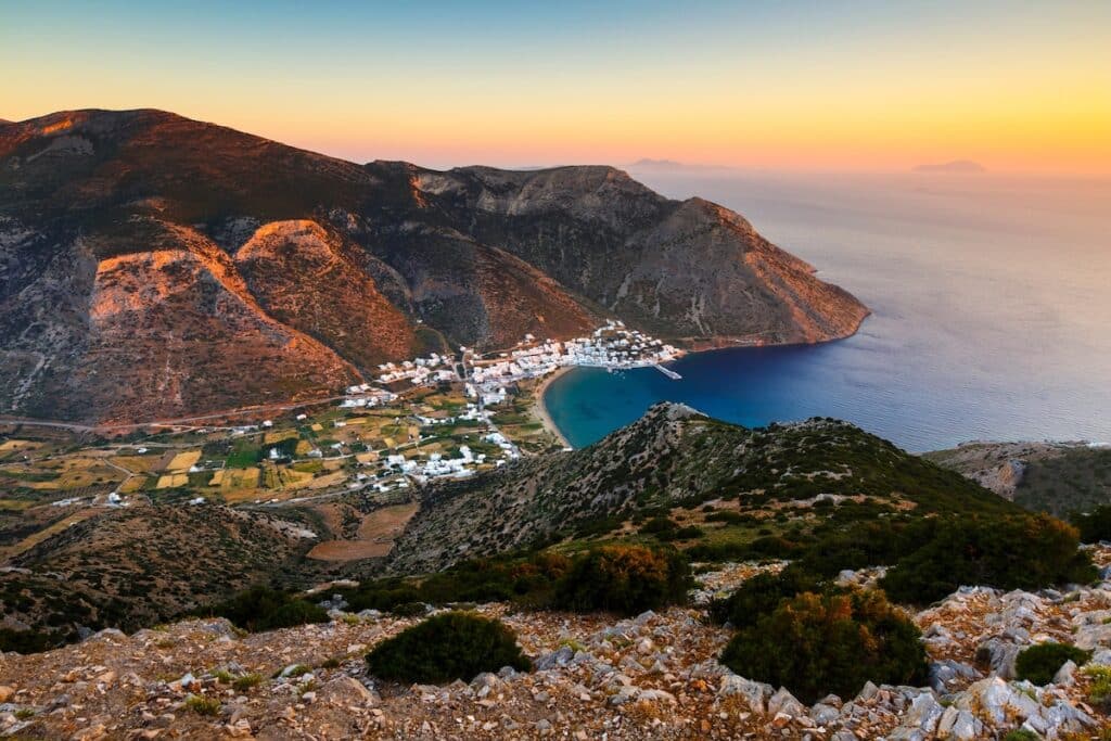coucher de soleil sur Kamares depuis une colline de l'île de Sifnos.