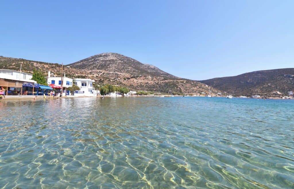 La baie de Vathi, des bateaux etle sentier de randonnée qui relie ce village de Sifnos à Appolonia
