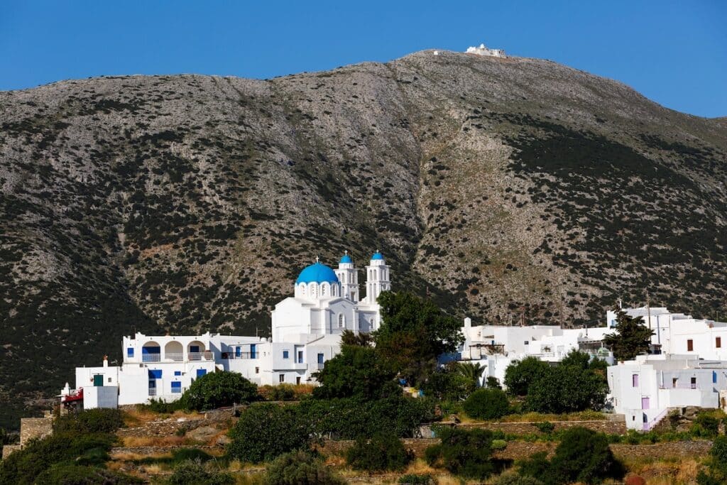 Le monastère Profitis Ilias domine les maisons blanches et l'église aux dômes turquoise d'Appolonia à Sifnos.
