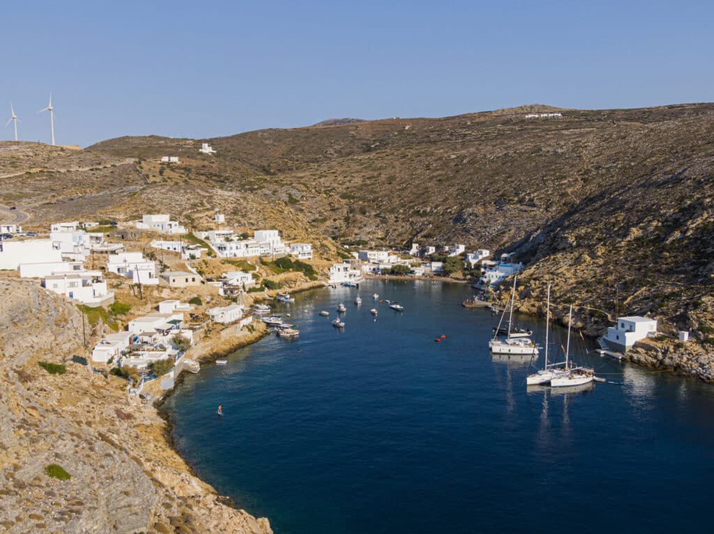 Des voiliers mouillent dans le baie de Cheronissos, dans la pointe nord de Sifnos.