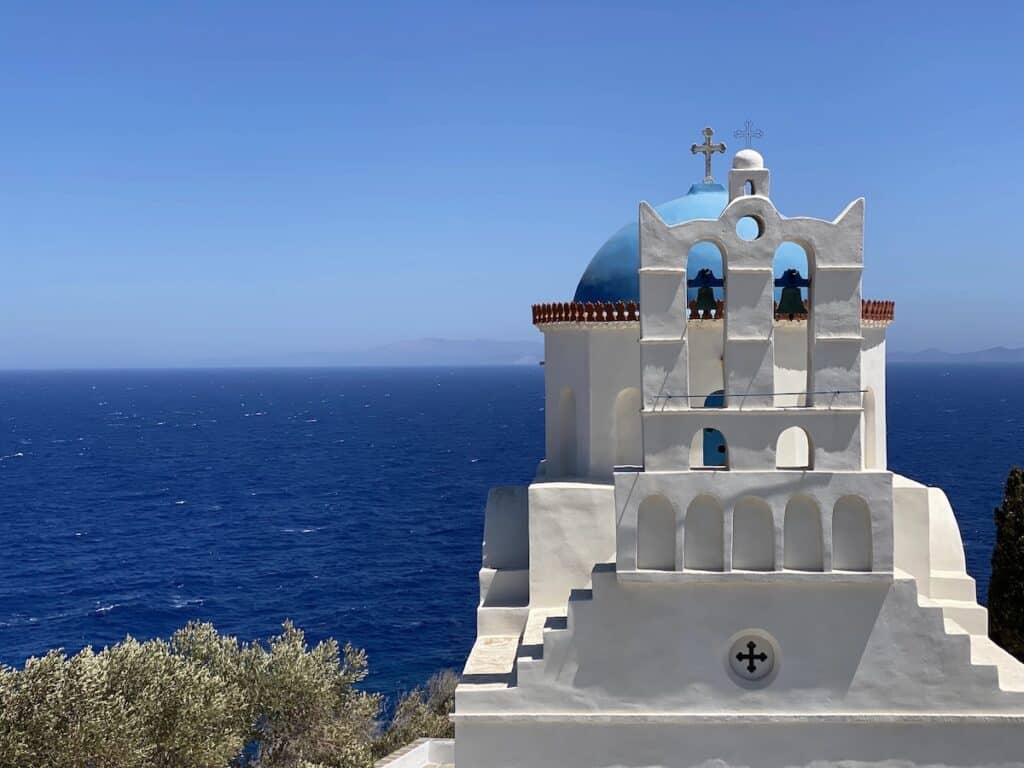 L'église Panagia Poulati domine Sifnos et la mer Egée.