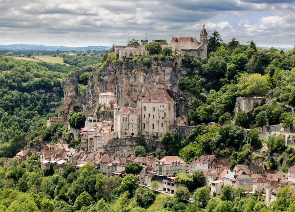 Vue panoramique de Rocamadour accroché à la falaise au-dessus de la vallée de l'Alzou