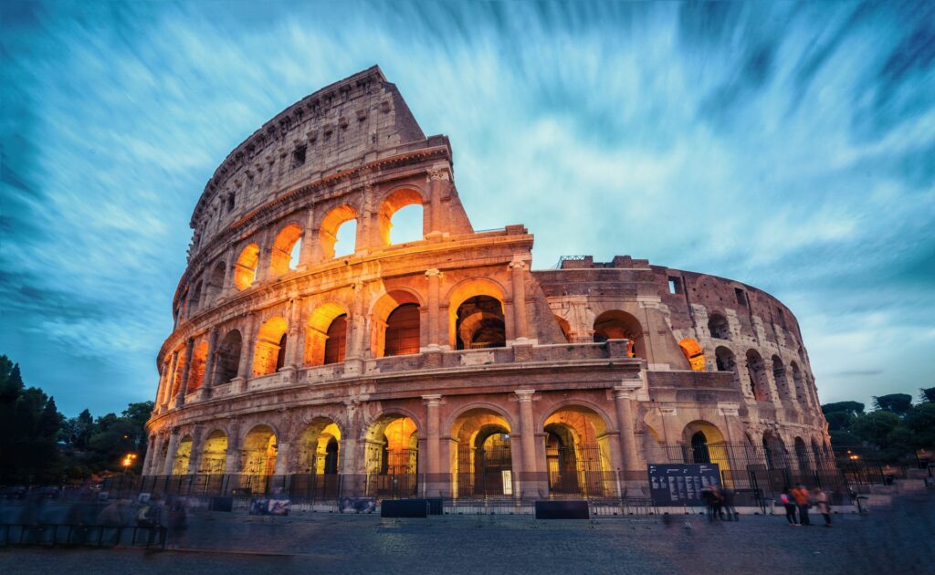 Le Colisée de Rome illuminé au crépuscule, destination phare des voyages scolaires en Italie