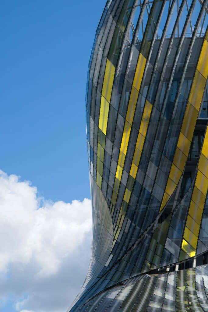 Architecture contemporaine de la Cité du Vin à Bordeaux, musée dédié aux cultures du vin
