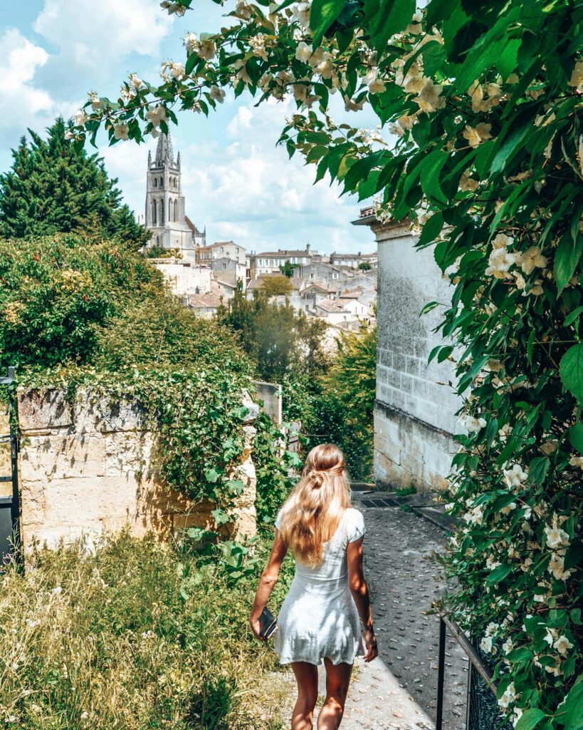 Balade dans les ruelles de Saint-Émilion avec vue sur le clocher de l'église monolithe