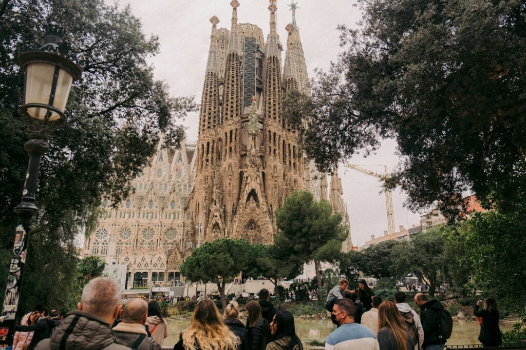 Visiteurs devant la Sagrada Família à Barcelone lors d'un voyage scolaire en Espagne