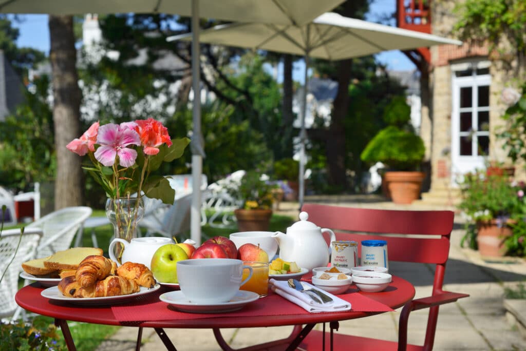 Petit-déjeuner servi en terrasse au Saint Christophe à La Baule