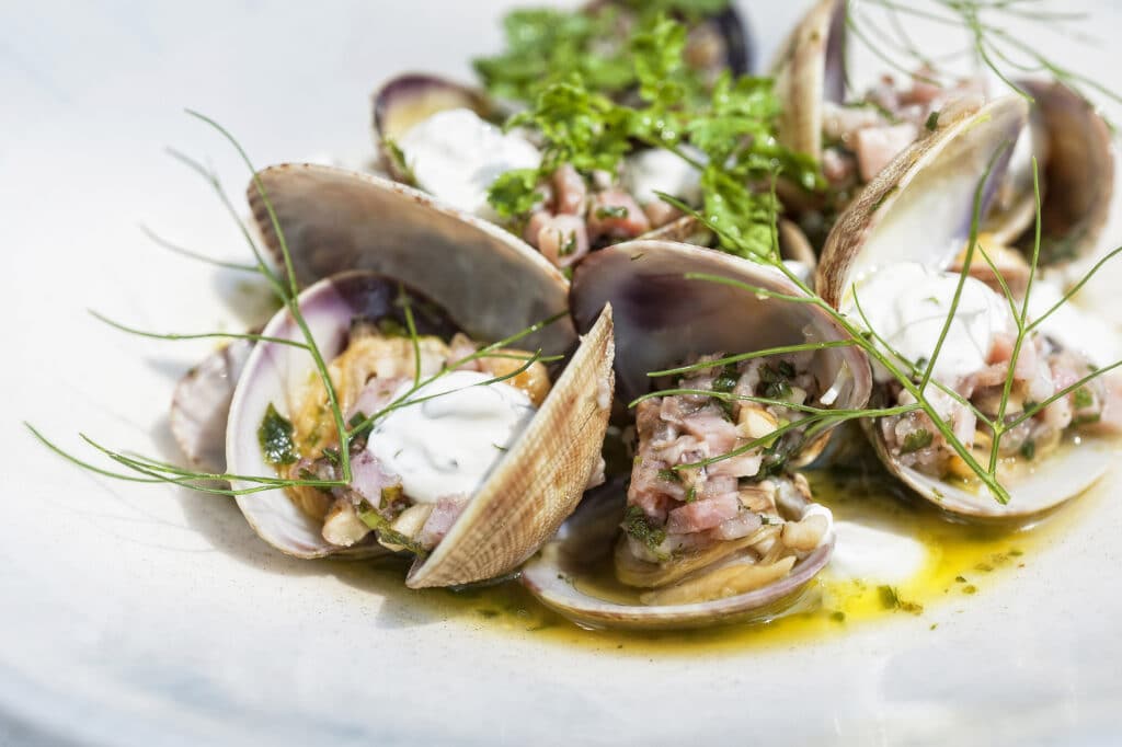 Palourdes, une des richesses de la Presqu'île de Guérande, servis à la Table du Saint Christophe à La Baule