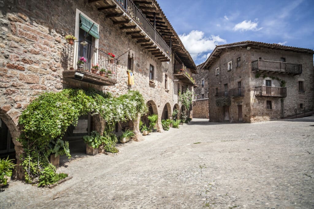 La Plaça Major de Santa Pau et ses arcades gothiques.