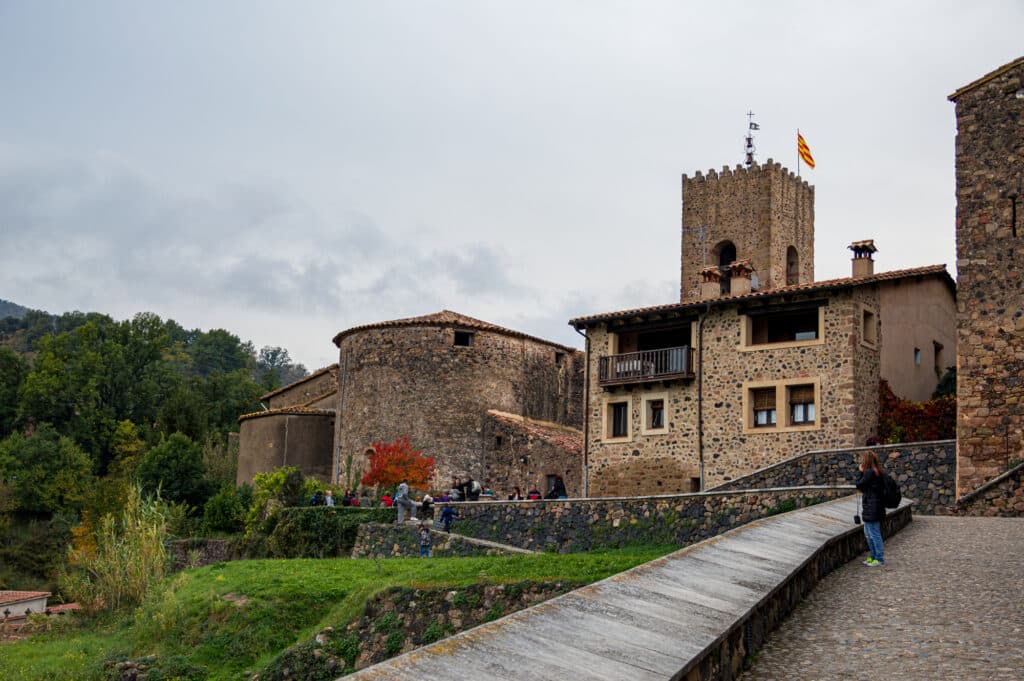 Des touristes admirent un panorama sur la Garrotxa depuis un belvédère du village de Santa Pau.