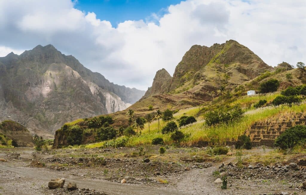 Rivière asséchée entourée de sommets montagneux dans la vallée de Coculi Ribeira sur l'île de Santo Antoa au Cap-Vert