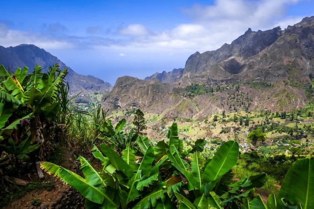 Bananeraie et paysage de la vallée Paul dans le nord est de l'île de Santo Antao